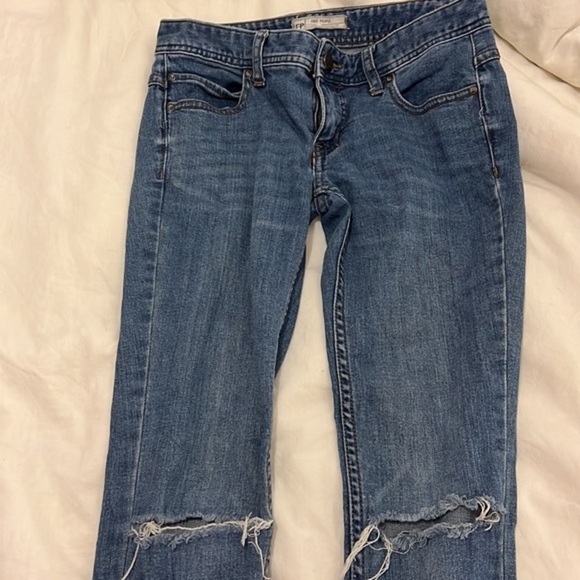 FREE PEOPLE DISTRESSED KNEE SKINNY JEANS - Size 25 - Picture 4 of 10